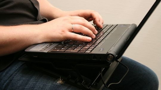 Med stativ for bærbare, som dette fra Cooler Master, kan du unngå overoppheting. Både for deg og datamaskinen.