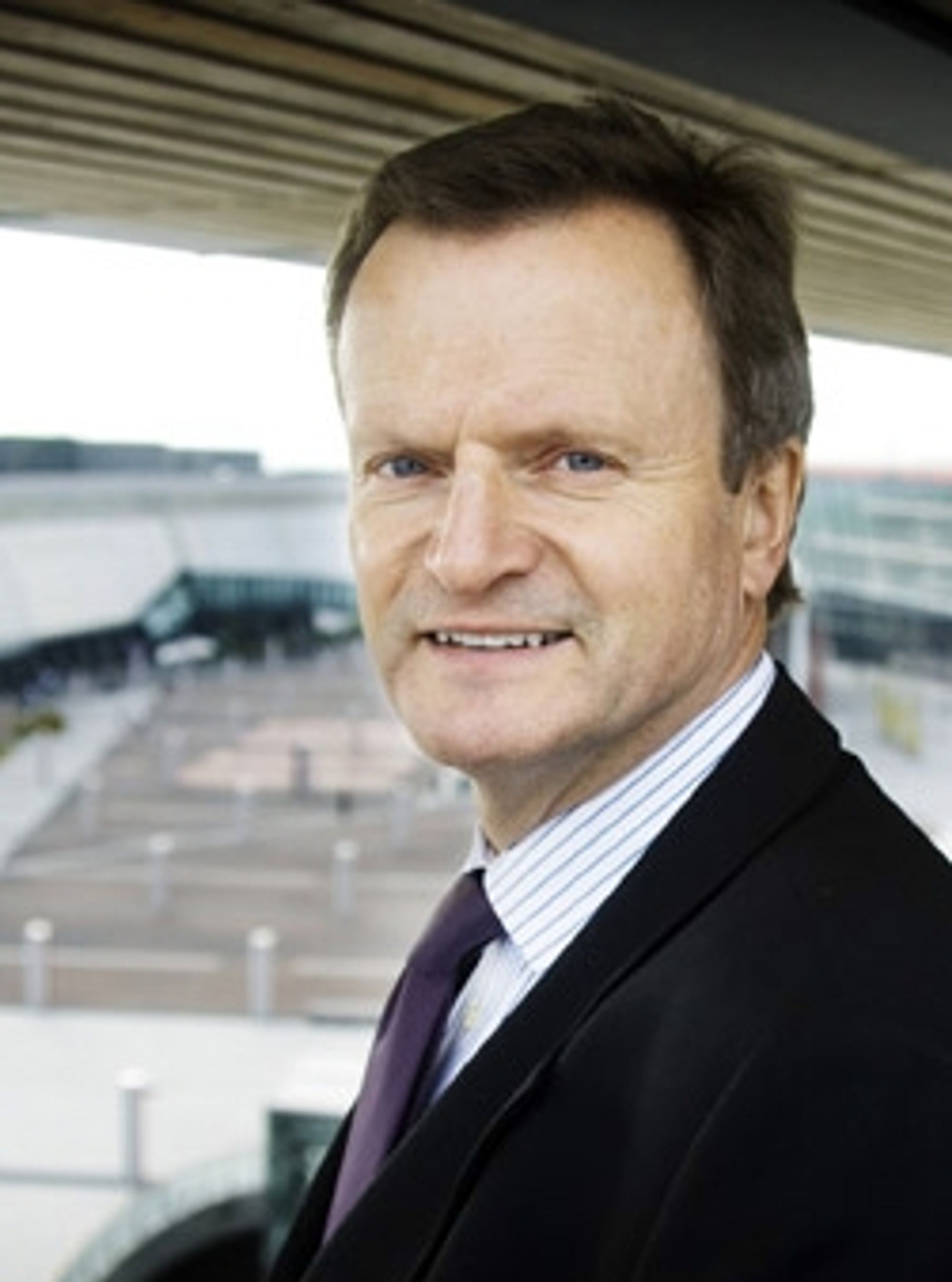 Jon Fredrik Baksaas varsler om besparinger i Norge.