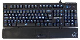 Qpad MK-80 er en av få spilltastaturer som leveres med blå brytere.