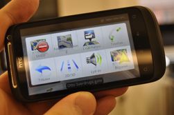 Som bilpanelet som starter HTC-navigasjonen er også navigasjonsbetjeningen av det brukervennlige slaget.