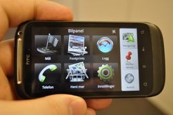 Bilpanelet er basert på det vi kjenner fra før på Android-telefoner. Det gjør telefonen enklere å betjene i frontruta.