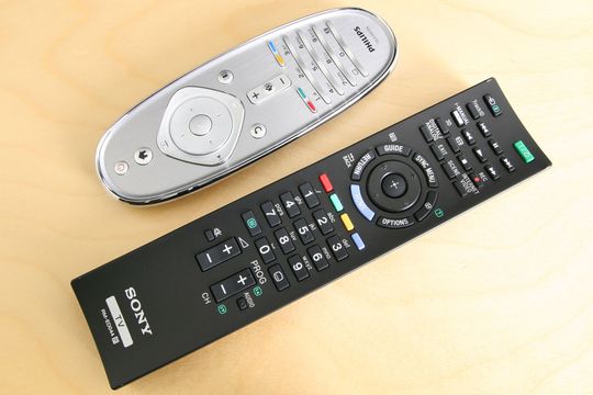 Philips fjernkontroll øverst, kontrollen til EX720 nederst. 