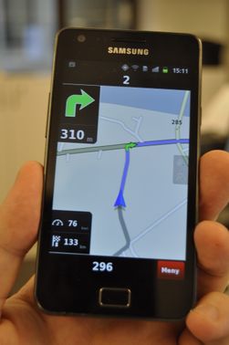 Samsung Galaxy S II er den heftigste telefonen på markedet, og den har den beste skjermen vi har sett. Sammen med Ndrive er den en utmerket navigasjonshjelp.
