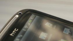 Glasset på skjermen er ripemotstandig Gorilla-glass. Det er svakt konkavt.