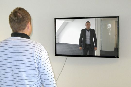 Prøv klærne virtuelt. Med det virtuelle prøverommet kan du se hvordan blazeren passer før du kjøper den på nettet. Bilde: Høyteknologifonden.
