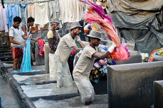 Arbeidere vasker klær i verdens største vaskeri i Mumbai, India. Foto: Lars Åke Andersen, frifoto.no