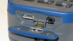 Micro-USB-porten og utgangen til hodesett er plassert under et beskyttende lokk.