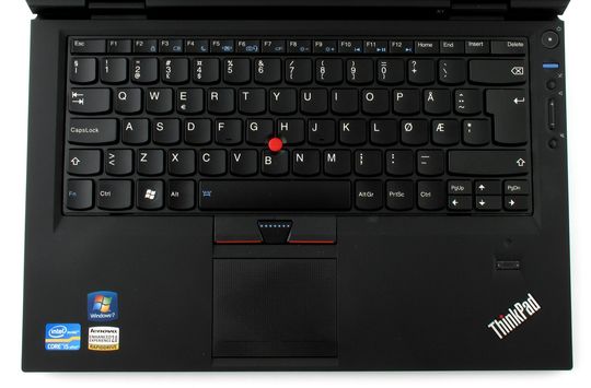 Til høyre for tastaturet har du av/på-knappen øverst, den blå ThinkVantage-knappen og snarveier for lyd.