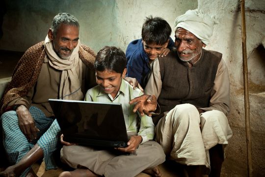 Flere land ønsker å jobbe aktivt for å gi verdens fattige nettilgang. Foto: Istockphotos.