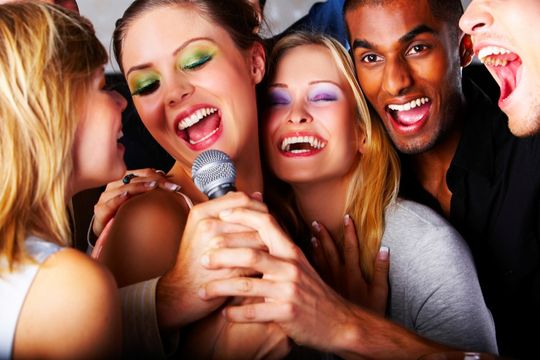 Mer sosiale: Er du en aktiv Facebook-bruker gjør du mye mer av dette, ifølge en amerikansk rapport. Bilde: Istockphotos.
