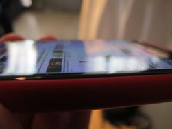Skjermen ligger utsatt til der den stikker litt ut fra telefonen. Men den tåler svært mye.