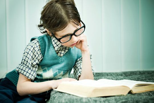 Gjør stadig mindre av dette: Økt nettbruk fører til mindre lesing. Ifølge svenske forskere er dette hovedgrunnen til de fallende leseferdighetene hos barn. Foto: Istockphotos