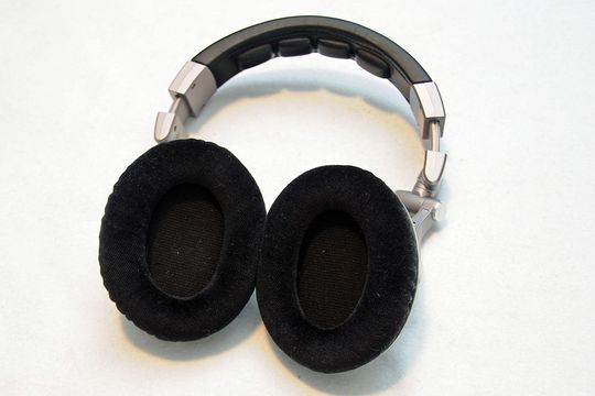 Putene på SRH940 er store og myke. 