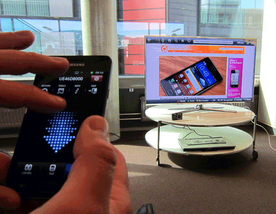 Her ruller vi på nettsider med mobilen som touch-pad. Men å zoome med to fingre på skjermen går ikke.