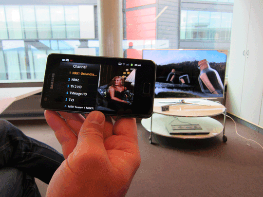 TV på mobilen og TV på TV kan opereres uavhengig av hverandre. Men vi kan ikke se to kanaler fra samme kilde, for eksempel Riks-TV.
