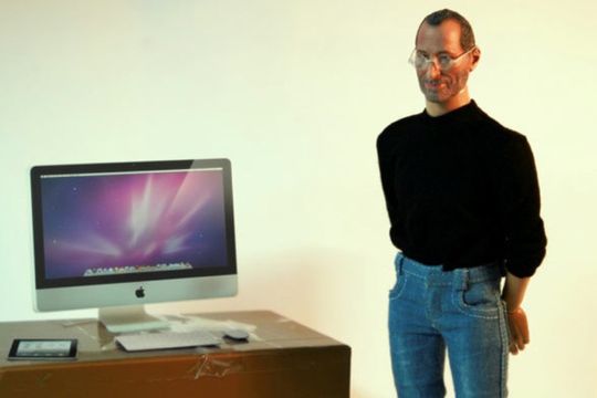 En Mac, Ipad og Iphone (i miniatyrform) følger også med figuren.