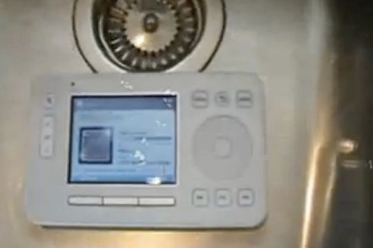 CR 100 under vann. Foto:Youtube.