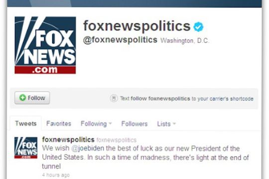 På dette bildet kan vi tydelig se at meldingen lå på Twittersiden i 4 timer. At Fox News brukte mange timer på å fjerne disse meldingene synes mange er utrolig.