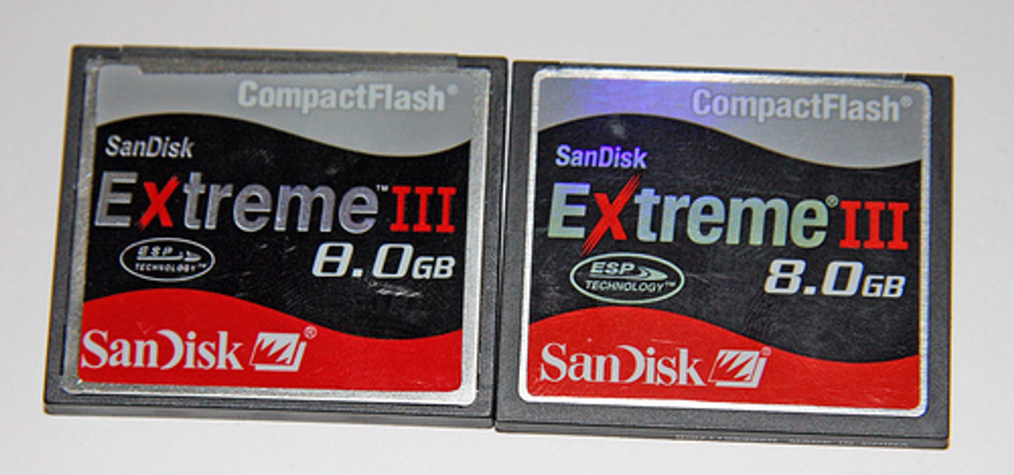 Hvilken av disse er ekte? Ifølge Petapixel er minnekortet til venstre falskt. Opptill 70 prosent av alle Sandisks minnekort på e-bay skal være fake, melder nettsiden.