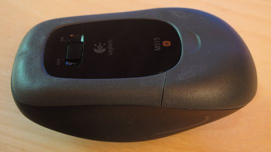 Logitech M515 er rund i kantene. Litt slitasje vitner om mer bordbruk enn strengt tatt nødvendig.