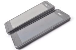 Her ligger Optimus 3D ved siden av Samsung Galaxy S II. 3D-mobilen er både tykkere og tyngre.