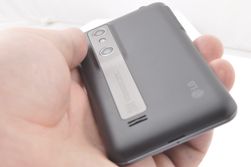 To kameralinser på baksiden avslører at dette er en telefon utenom det vanlige.