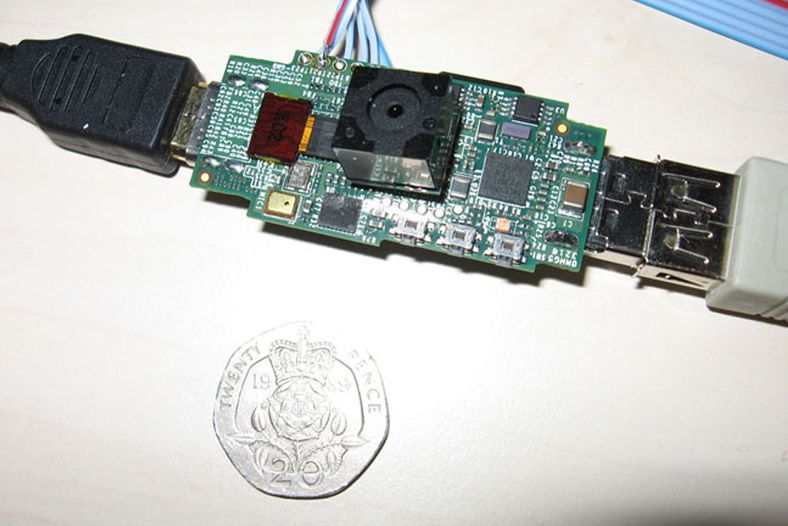 Prototype av Raspberry Pi med kameramodul på 12 megapiksler tilknyttet. Foto: Raspberry Pi Foundation