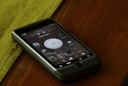 Dette er vår rootede HTC Desire Z med CyanogenMod 7.1.0 RC1. (Foto: Einar Eriksen)
