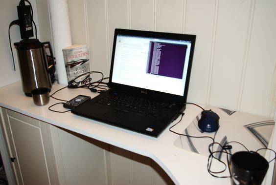 Dette trenger du: En mobiltelefon, en datakabel, en PC, et minnekort. I tillegg kan en kaffekanne og en god bok være kjekt å ha. En god bok? Ja, ventetiden kan være ganske lang.