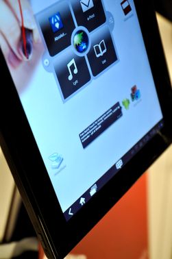 Lenovo har flikket litt på menydesignen, og de har også sin egen widget på hjemmeskjermen.