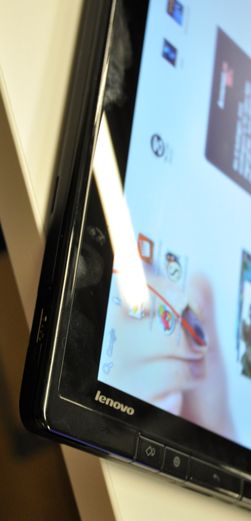 ThinkPad Tablet er ikke av de tynneste nettbrettene, men i forhold til hvor mye Lenovo har puttet inn i brettet oppleves likevel tykkelse og tyngde som akseptable.