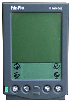 En tidlig Palm Pilot-PDA fra tiden da Palm ble eid av US Robotics. (Foto: Channel R / Wikipedia)