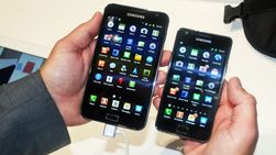 Galaxy Note (til venstre) med 5,3 tommer skjerm er ganske sikkert for stor for mange. For andre blir den for liten. Men det samme gjelder for Samsung Galaxy S II (til høyre) som har 4,3 tommer stor skjerm.