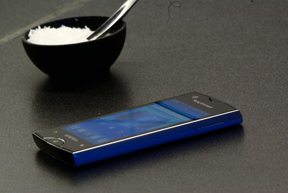 At Xperia Ray er en designmobil kan du ta med en liten teskje salt. Den er pen, men ikke altfor jålete. (Foto: Einar Eriksen)