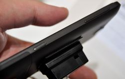 Slik ser Titan ut fra siden. Kameraknappen går direkte til kamerafunksjonen selv om telefonen er låst.