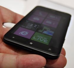 Titan ligger godt i hånden, og er ikke fullt så svær som mellomproduktene Galaxy Note og Dell Streak.
