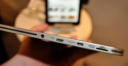 På siden av AT200 finner du tilkobling for hodetelefoner, Micro-USB og micro HDMI. Her fins også kortplass for minnekort av typen Micro-SD.