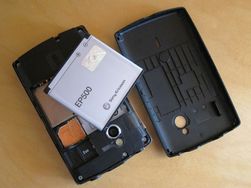 Minnekortet sitter under batterilokket. Det rommer bare 2 GB med data.