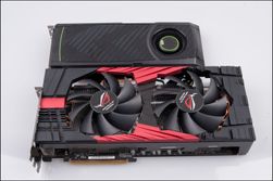 Mars II består av to GTX 580-skjermkort (øverst)