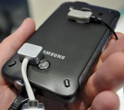 Bakdekselet sitter trygt på plass med en skrue. Ulempen er at du trenger en mynt eller et skrujern for å åpne telefonen.
