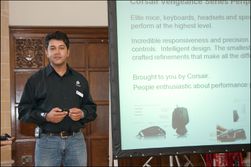 Ruben Monkerjee, Corsairs business-produktsjef, presenterer de nye spillproduktene under pressekonferansen i London.