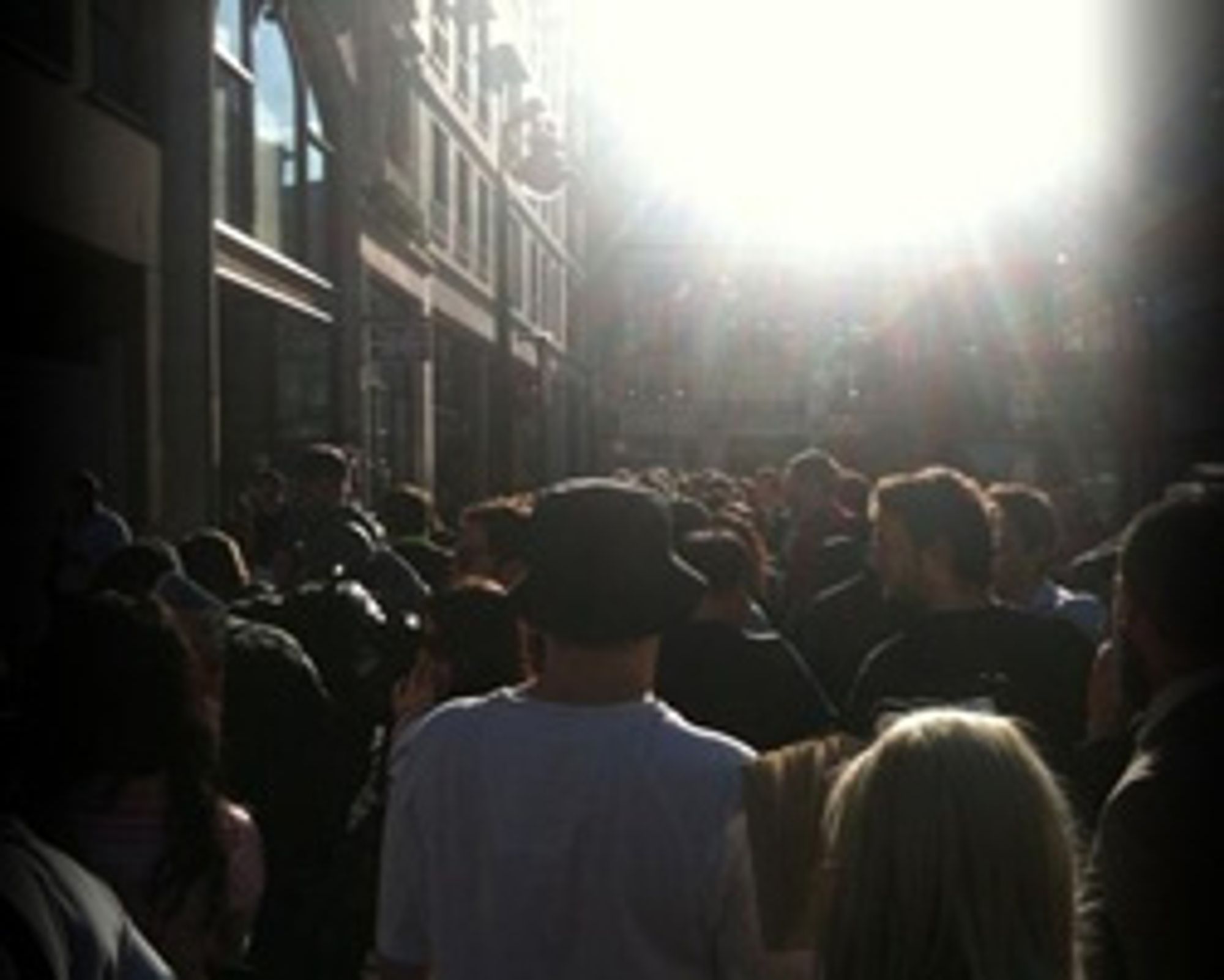 Vi sto i kø utenfor Apple Store i London da iPhone 4 ble sluppet i fjor. Det er dette folkehavet som muligens er årsaken til Apples ferienekt i oktober.