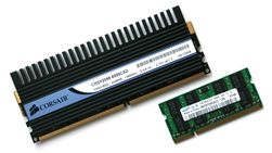 Tradisjonelt DDR-minne øverst, SO-DIMM for bærbare nederst.
