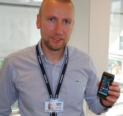 Nokias produktsjef Bjørn Egil Brekke stiller til nettmøte. Her fra en demonstrasjon av Nokia N8.