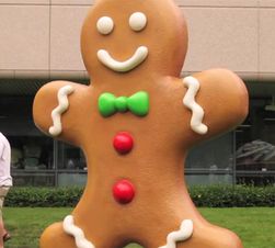 Googles Android-navn pleier å dukke opp i gigantstørrelse utenfor selskapets hovedkvarter. Her er kakemannen som kom før Android 2.3 Gingerbread-lanseringen.
