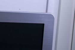 Rammen er i børstet aluminium.
