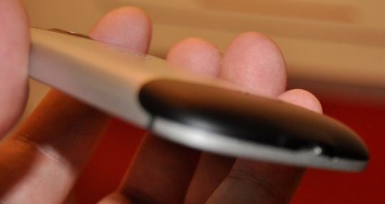 Ved siden av området rundt kameraet, er en batteriluke den eneste plastdetaljen på baksiden av Vision.