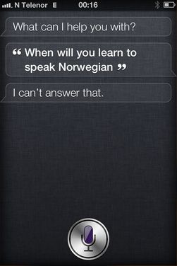 Siri, som på vår mobiltelefon har en dyp og maskulin røst, sier hun ikke kan svare på når funksjonen kommer på norsk.