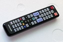Fjernkontrollen holder ikke samme stil som designen til TV-en. 