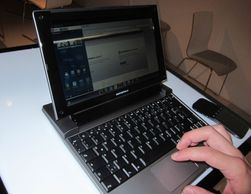 Motorolas Lapdokk er egentlig bare en skjerm, et stort batteri og et tastatur. Sammen med en Motorola-mobil fungerer den som en Android-PC som også lader mobiltelefonen.